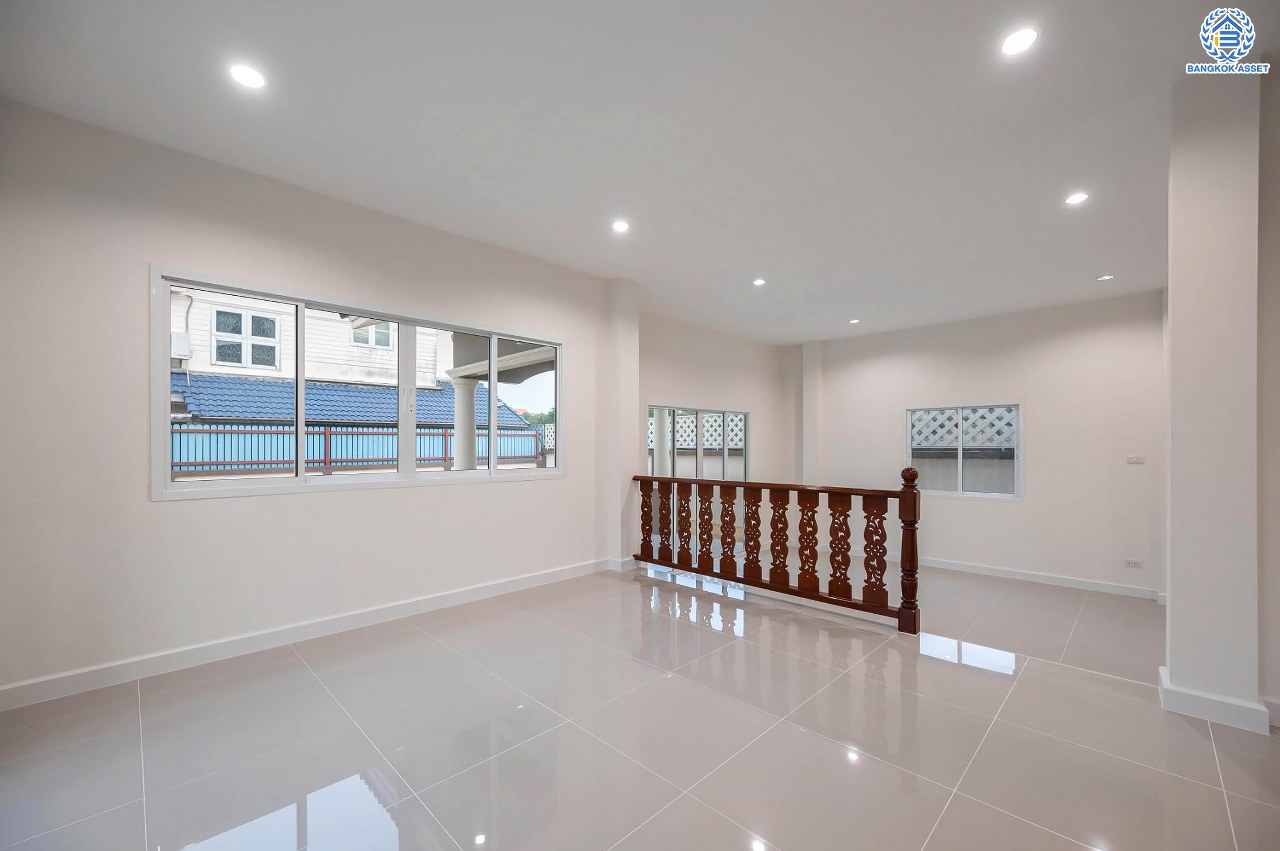 บ้านมือสองตกแต่งใหม่ โครงการ นาราภิรมย์ พุทธมณฑลสาย3 ตกแต่งหรูหรา เนื้อที่ 100 ตร.ว. พื้นที่ใช้สอย 218.73 ตร.ม. ฟังก์ชัน 3 ห้องนอน 4 ห้องน้ำ 1 ห้องแม่บ้าน จอดรถได้ 2 คัน บนทำเลเชื่อมต่อเมือง ใกล้เซ็นทรัลศาลายา, เดอะมอลล์บางแค และทางคู่ขนานลอยฟ้าบรมราชชนนี รายล้อมด้วยสิ่งอำนวยความสะดวกครบ